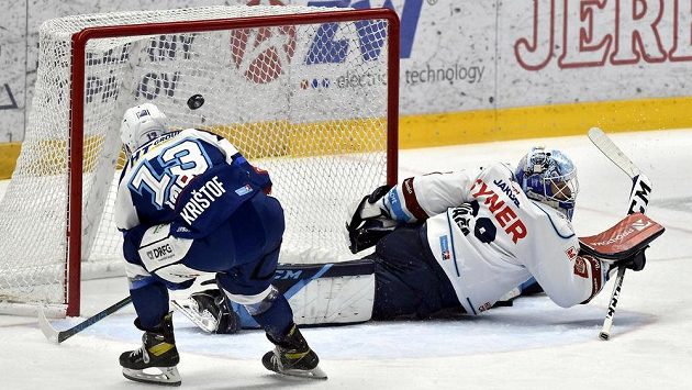 Michal Krištof z Brna dává gól, brankář Petr Kváča z Liberce už zasáhnout nestačil. Michal Krištof z Brna dává gól, brankář Petr Kváča z Liberce už zasáhnout nestačil.