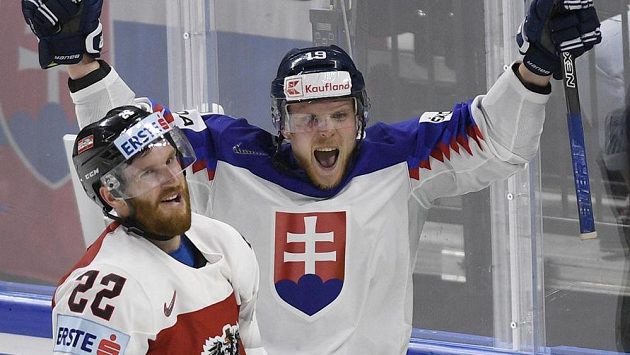 Michal Krištof ze Slovenska (vpravo) se raduje ze čtvrtého gólu. Vlevo je zklamaný Stefan Ulmer z Rakouska. Michal Krištof ze Slovenska (vpravo) se raduje ze čtvrtého gólu. Vlevo je zklamaný Stefan Ulmer z Rakouska.