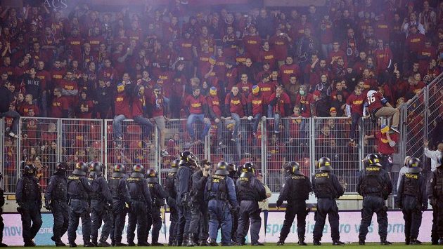 Policisté hlídají po skončení zápasu fanoušky Sparty. Policisté hlídají po skončení zápasu fanoušky Sparty.