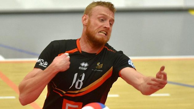 Michal Kriško z Karlovarska nedokázal vybrat smeč v zápase proti Příbrami. Michal Kriško z Karlovarska nedokázal vybrat smeč v zápase proti Příbrami.