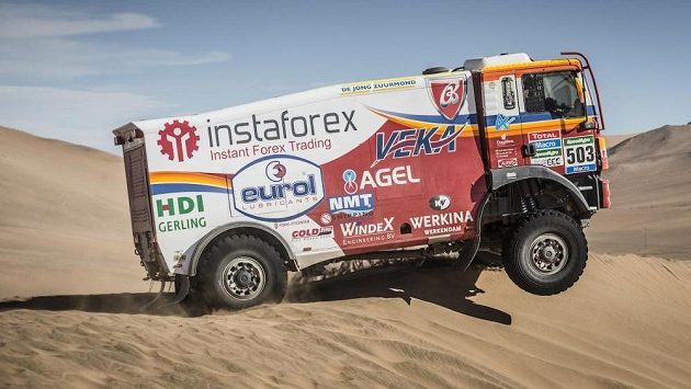 Aleš Loprais přejíždí dunu při Rallye Dakar. Aleš Loprais přejíždí dunu při Rallye Dakar.