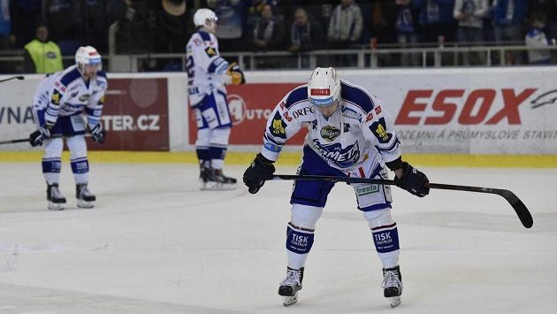 Zklamaní hokejisté Komety po páteční porážce s Chomutovem. Vpředu je obránce Lukáš Kozák. Zklamaní hokejisté Komety po páteční porážce s Chomutovem. Vpředu je obránce Lukáš Kozák.