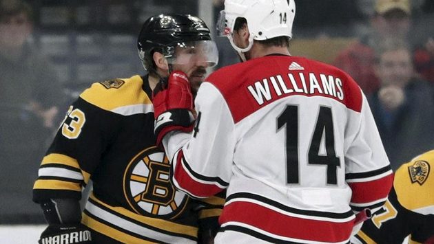 Další z úspěšných provokací bostonského Brada Marchanda. Nervy na uzdě tentokrát neudržel Justin Williams z Caroliny (vpravo). Další z úspěšných provokací bostonského Brada Marchanda. Nervy na uzdě tentokrát neudržel Justin Williams z Caroliny (vpravo).