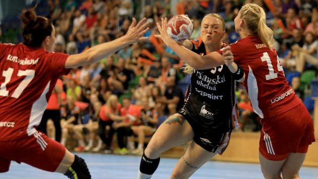 Hana Kutlvašrová (vlevo) a Kamila Kordovská ze Slavie se snaží zastavit Petru Růčovou z Mostu. Hana Kutlvašrová (vlevo) a Kamila Kordovská ze Slavie se snaží zastavit Petru Růčovou z Mostu.