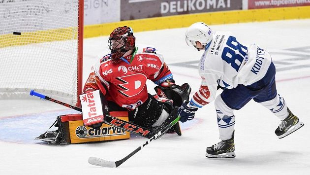 Brankář Dominik Frodl z Pardubic likviduje šanci Petra Kodýtka z Plzně. Brankář Dominik Frodl z Pardubic likviduje šanci Petra Kodýtka z Plzně.