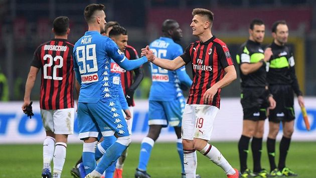 Poláci Krzysztof Piatek z AC Milán a Arkadiusz Milik z Neapole si podávají ruku po remíze v Serii A. Poláci Krzysztof Piatek z AC Milán a Arkadiusz Milik z Neapole si podávají ruku po remíze v Serii A.
