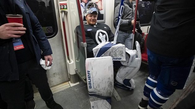 Gólman Toronta Frederik Andersen v metru navlečen do hokejové výstroje. Gólman Toronta Frederik Andersen v metru navlečen do hokejové výstroje.