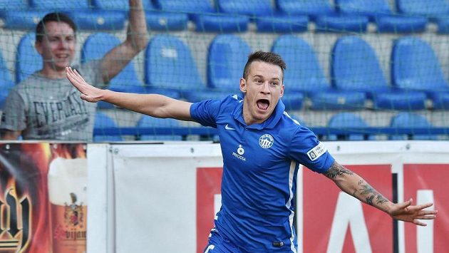 Liberecký Jan Sýkora zvládl za první poločas nasázet Larnace hattrick. Liberecký Jan Sýkora zvládl za první poločas nasázet Larnace hattrick.