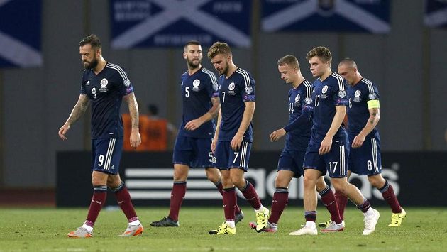 Zklamaní skotští fotbalisté po porážce v Tbilisi od Gruzie. Zklamaní skotští fotbalisté po porážce v Tbilisi od Gruzie.