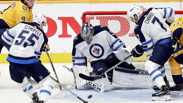 Connor Hellebuyck v prvním utkání proti Nashvillu čelil skoro padesáti střelám. Connor Hellebuyck v prvním utkání proti Nashvillu čelil skoro padesáti střelám.