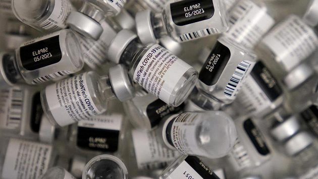 Obaly od očkování Pfizer-BioNTech. Ilustrační foto. Obaly od očkování Pfizer-BioNTech. Ilustrační foto.