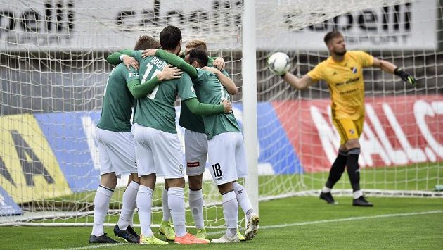 Fotbalisté Jablonce se radují z gólu. Fotbalisté Jablonce se radují z gólu.