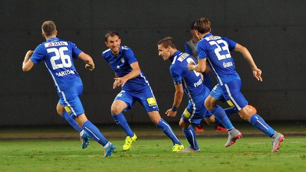 Liberečtí fotbalisté slaví úvodní gól v odvetě 3. předkola Evropské ligy s izraelským týmem Kirjat Šmona. Zleva Lukáš Bartošák, Marek Bakoš, střelec gólu David Pavelka a Josef Šural. Liberečtí fotbalisté slaví úvodní gól v odvetě 3. předkola Evropské ligy s izraelským týmem Kirjat Šmona. Zleva Lukáš Bartošák, Marek Bakoš, střelec gólu David Pavelka a Josef Šural.