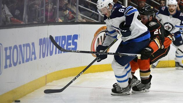 Obránce Jacob Trouba (vlevo) z Winnipegu v souboji s Chrisem Wagnerem z Anaheimu. Obránce Jacob Trouba (vlevo) z Winnipegu v souboji s Chrisem Wagnerem z Anaheimu.