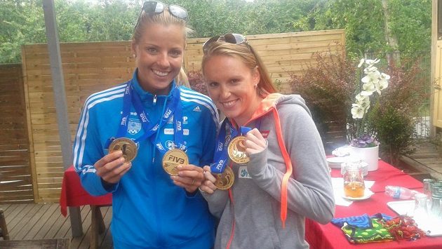 Markéta Sluková (vlevo) a Kristýna Kolocová a jejich letošní nejcennější úlovky, zlaté medaile z Prahy a Berlína. Markéta Sluková (vlevo) a Kristýna Kolocová a jejich letošní nejcennější úlovky, zlaté medaile z Prahy a Berlína.