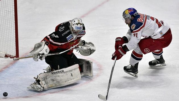 Znojemský brankář Jan Lukáš a útočník Salcburku Brett Sterling. Znojemský brankář Jan Lukáš a útočník Salcburku Brett Sterling.