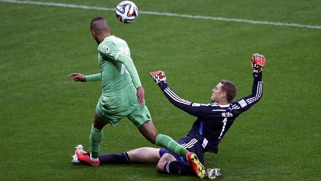 Manuel Neuer se v duelu s Alžírskem několikrát dostal mimo velké vápno - takto na poslední chvíli hasil nebezpečí proti Slimanímu. Manuel Neuer se v duelu s Alžírskem několikrát dostal mimo velké vápno - takto na poslední chvíli hasil nebezpečí proti Slimanímu.