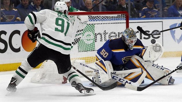 Gólman Jordan Binnington zastavuje střelu Tylera Seguina z Dallasu. Gólman Jordan Binnington zastavuje střelu Tylera Seguina z Dallasu.