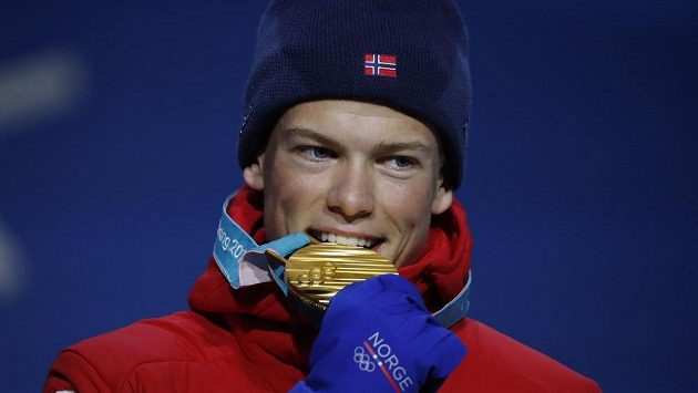 Norský běžecký suverén Johannes Hösflot Klaebo se zlatou olympijskou medailí. Norský běžecký suverén Johannes Hösflot Klaebo se zlatou olympijskou medailí.