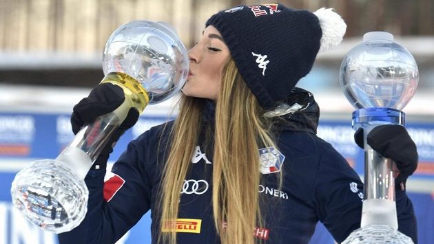 Dorothea Wiererová s glóby za triumfy ve Světovém poháru v biatlonu. Dorothea Wiererová s glóby za triumfy ve Světovém poháru v biatlonu.