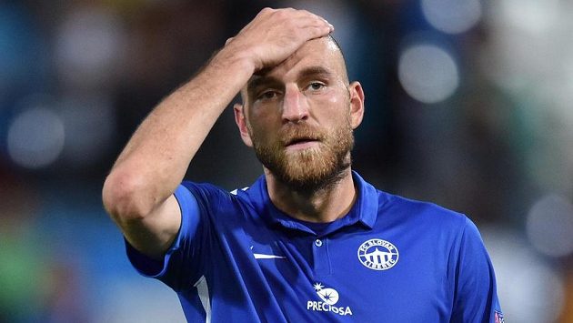 Zklamaný Martin Latka ze Slovanu Liberec po prohraném utkání. Zklamaný Martin Latka ze Slovanu Liberec po prohraném utkání.