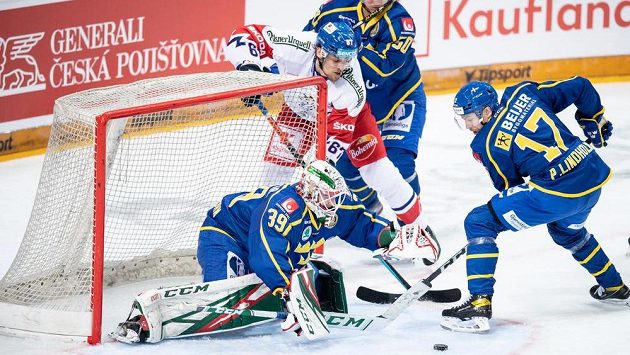 Český útočník Jiří Smejkal se švédskou přesilou. Zleva gólman Adam Reideborn, Viktor Lööv a Pär Lindholm. Český útočník Jiří Smejkal se švédskou přesilou. Zleva gólman Adam Reideborn, Viktor Lööv a Pär Lindholm.
