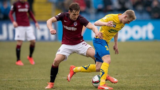 Josef Šural ze Sparty Praha (vlevo) a zlínský záložník Štěpán Koreš. Josef Šural ze Sparty Praha (vlevo) a zlínský záložník Štěpán Koreš.