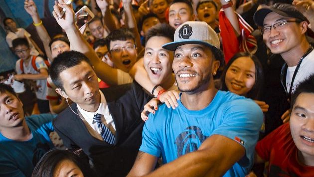 Hvězda Chicago Bulls Derrick Rose (v modrém tričku) při nedávné návštěvě Číny. Hvězda Chicago Bulls Derrick Rose (v modrém tričku) při nedávné návštěvě Číny.