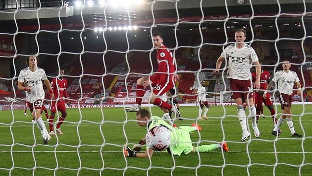 Andrew Robertson (uprostřed) střílí vítězný gól Liverpoolu v ligovém utkání s Arsenalem. Andrew Robertson (uprostřed) střílí vítězný gól Liverpoolu v ligovém utkání s Arsenalem.