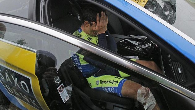 Zklamaný španělský jezdec Alberto Contador se loučí s Tour de France v desáté etapě. Zklamaný španělský jezdec Alberto Contador se loučí s Tour de France v desáté etapě.
