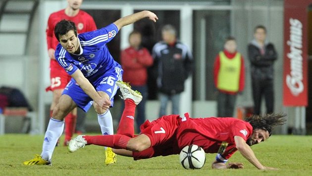 Martin Pospíšil (vpředu vlevo) z Olomouce se snaží dostat před kapitána Brna Pavla Zavadila. Martin Pospíšil (vpředu vlevo) z Olomouce se snaží dostat před kapitána Brna Pavla Zavadila.