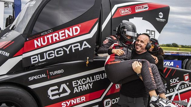 Šéf týmu Buggyra Racing Martin Koloc drží v náručí svou dceru Aliyyah, která na letišti v Panenském Týnci překonala dvě rychlostní světová maxima s tahačem. Šéf týmu Buggyra Racing Martin Koloc drží v náručí svou dceru Aliyyah, která na letišti v Panenském Týnci překonala dvě rychlostní světová maxima s tahačem.