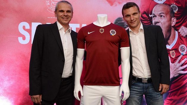 Nový kapitán Sparty David Lafata (vpravo) a trenér Vítězslav Lavička s novým dresem pro sezónu 2013/2014. Nový kapitán Sparty David Lafata (vpravo) a trenér Vítězslav Lavička s novým dresem pro sezónu 2013/2014.