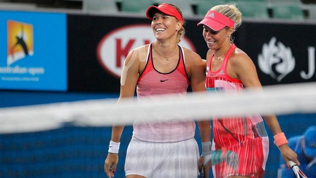 Deblistky Andrea Hlaváčková (vpravo) s Lucií Hradeckou si zahrají na Australian Open finále. Deblistky Andrea Hlaváčková (vpravo) s Lucií Hradeckou si zahrají na Australian Open finále.
