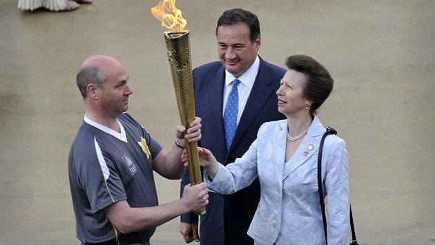 Britská princezna Anna přebírá olympijskou pochodeň Britská princezna Anna přebírá olympijskou pochodeň