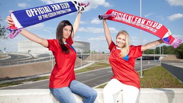 Necháte se zlákat sličnými dívkami do fanouškovského campu? Necháte se zlákat sličnými dívkami do fanouškovského campu?