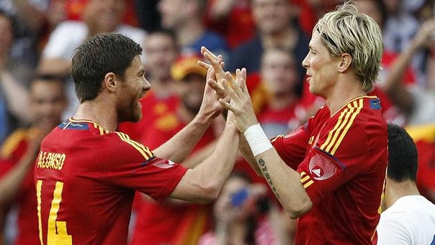 Budou se Španělé Fernando Torres (vpravo) a Xabi Alonso radovat i večer...? Budou se Španělé Fernando Torres (vpravo) a Xabi Alonso radovat i večer...?