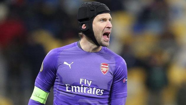 Brankář Arsenalu Petr Čech slavil s Kanonýry výhru v utkání Evropské ligy v Kyjevě proti Poltavě. Brankář Arsenalu Petr Čech slavil s Kanonýry výhru v utkání Evropské ligy v Kyjevě proti Poltavě.