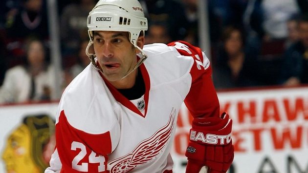 Obránce Chris Chelios ještě v dobách aktivní kariéry v dresu Detroitu. Obránce Chris Chelios ještě v dobách aktivní kariéry v dresu Detroitu.