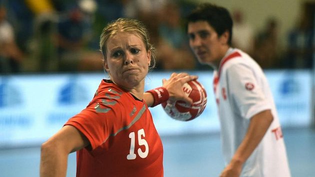 Česká házenkářka Michaela Hrbková v utkání s Tureckem. Česká házenkářka Michaela Hrbková v utkání s Tureckem.