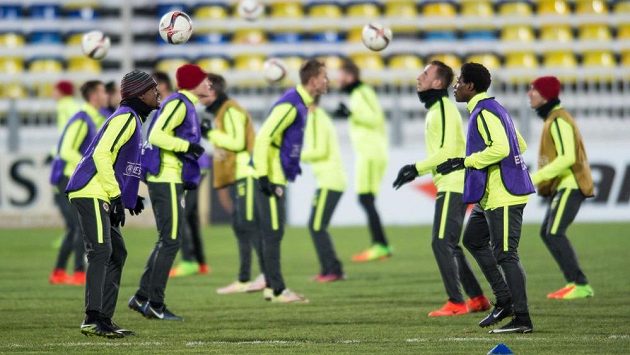 Fotbalisté Sparty Praha Costa (vlevo) a Tiémoko Konaté během tréninku před utkáním Evropské ligy proti Rostovu. Fotbalisté Sparty Praha Costa (vlevo) a Tiémoko Konaté během tréninku před utkáním Evropské ligy proti Rostovu.