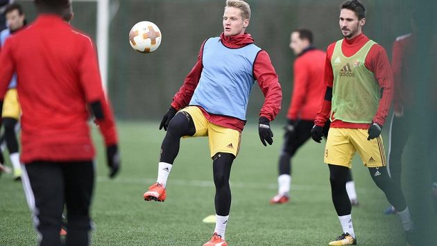 Fotbalisté Dukly Praha zahájili 3. ledna 2018 v Praze zimní přípravu na jarní část prvoligové sezóny. Na snímku jsou útočníci Štěpán Koreš (uprostřed) a Patrik Brandner (vpravo). Fotbalisté Dukly Praha zahájili 3. ledna 2018 v Praze zimní přípravu na jarní část prvoligové sezóny. Na snímku jsou útočníci Štěpán Koreš (uprostřed) a Patrik Brandner (vpravo).