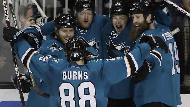 Radost v podání hokejistů San Jose Sharks v utkání NHL proti Chicagu. Gól slaví i český útočník Tomáš Hertl. Radost v podání hokejistů San Jose Sharks v utkání NHL proti Chicagu. Gól slaví i český útočník Tomáš Hertl.