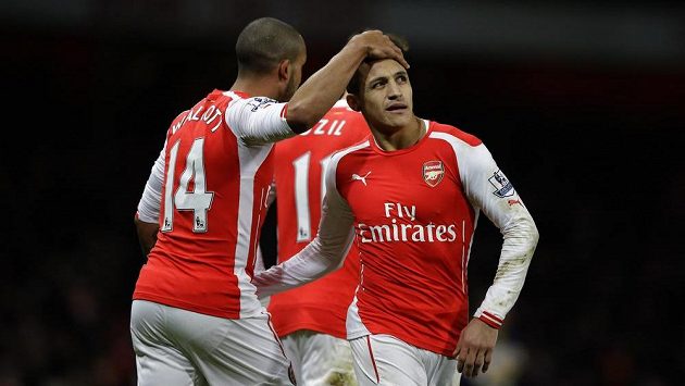 Fotbalista Arsenalu Theo Walcott (vlevo) slaví se spoluhráči gól proti Leicesteru City. Fotbalista Arsenalu Theo Walcott (vlevo) slaví se spoluhráči gól proti Leicesteru City.