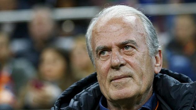 Odvolaný trenér Galatasaraye Mustafa Denizli. Odvolaný trenér Galatasaraye Mustafa Denizli.