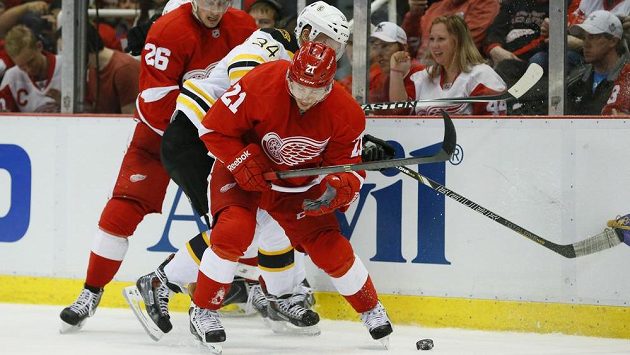Útočník Detroitu Red Wings Detroit Tomáš Tatar (vpředu) v utkání play off s Bostonem. Útočník Detroitu Red Wings Detroit Tomáš Tatar (vpředu) v utkání play off s Bostonem.