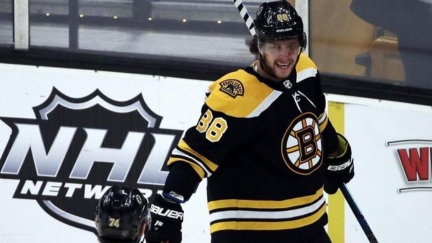 Český útočník Bostonu David Pastrňák si na návrat na led ještě počká. Český útočník Bostonu David Pastrňák si na návrat na led ještě počká.
