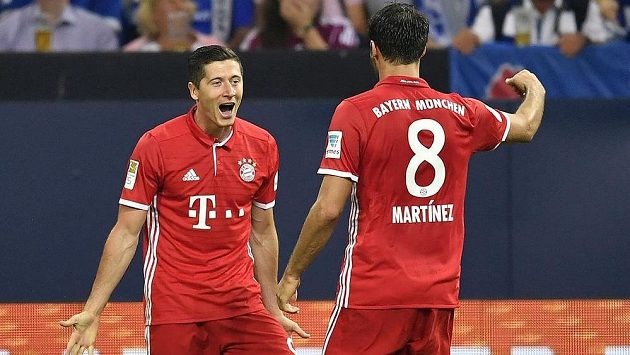 Robert Lewandowski z Bayernu jásá poté, co skóroval na hřišti Schalke, s Javim Martínezem. Robert Lewandowski z Bayernu jásá poté, co skóroval na hřišti Schalke, s Javim Martínezem.