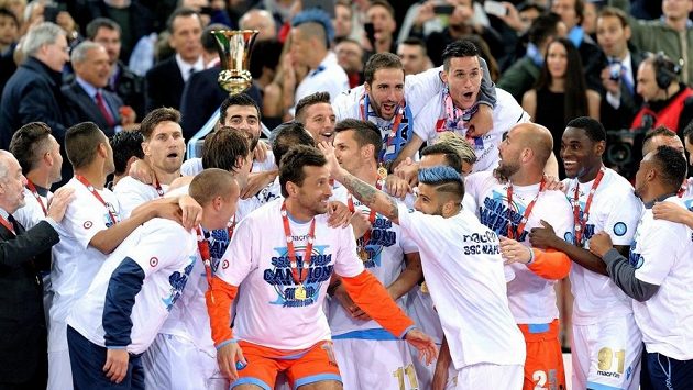 Fotbalisté Neapole slaví vítězství v Italském poháru. Fotbalisté Neapole slaví vítězství v Italském poháru.