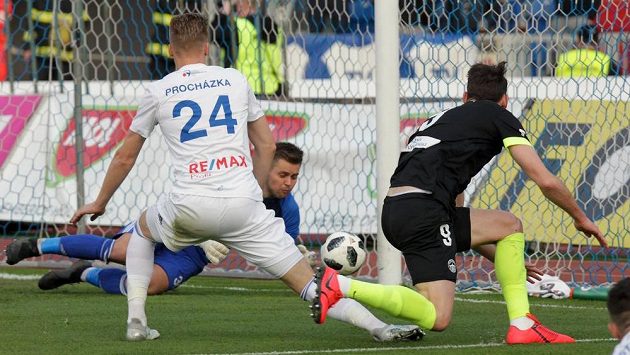 Obránce fotbalového Baníku Ostrava Václav Procházka a liberecký útočník Libor Kozák sledují, jak zasahuje brankář Ostravy Viktor Budinský ve čtvrtfinále fotbalového MOL Cupu. Obránce fotbalového Baníku Ostrava Václav Procházka a liberecký útočník Libor Kozák sledují, jak zasahuje brankář Ostravy Viktor Budinský ve čtvrtfinále fotbalového MOL Cupu.